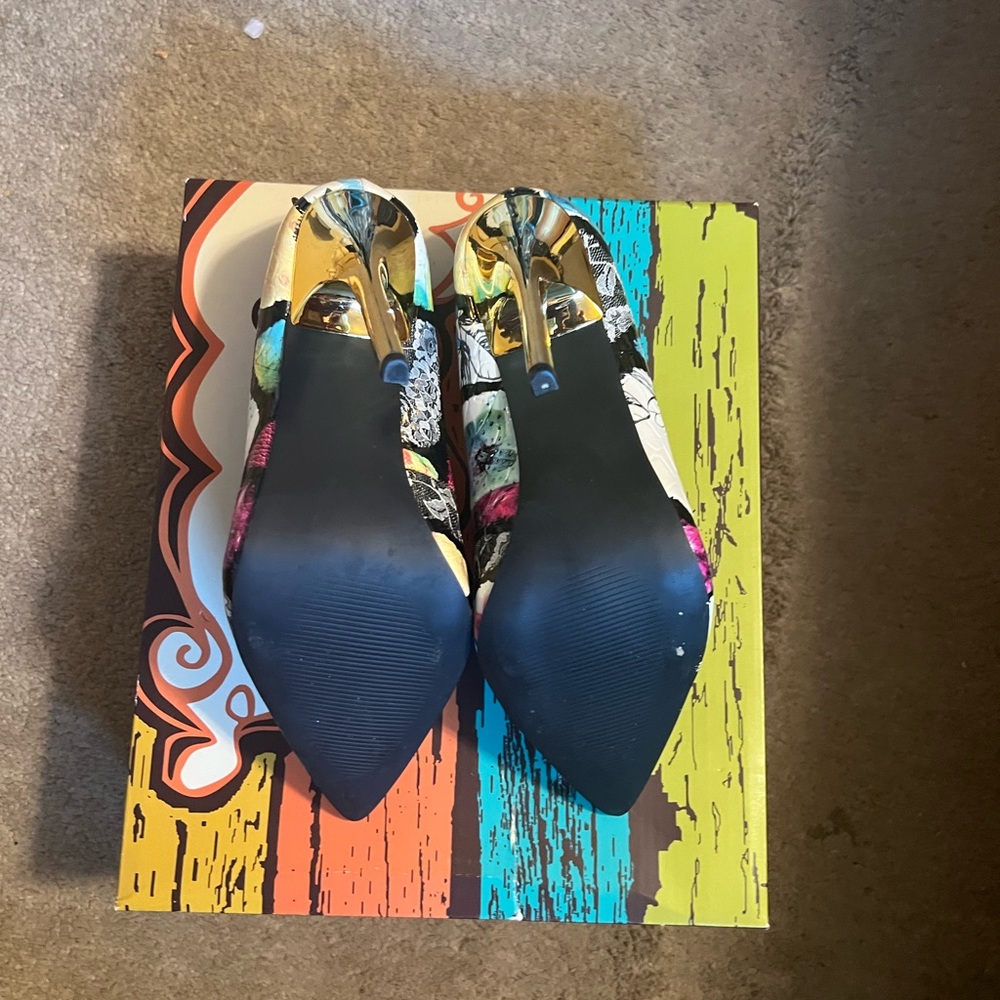 Beautiful Multi Color Pump - Picture 2 of 3